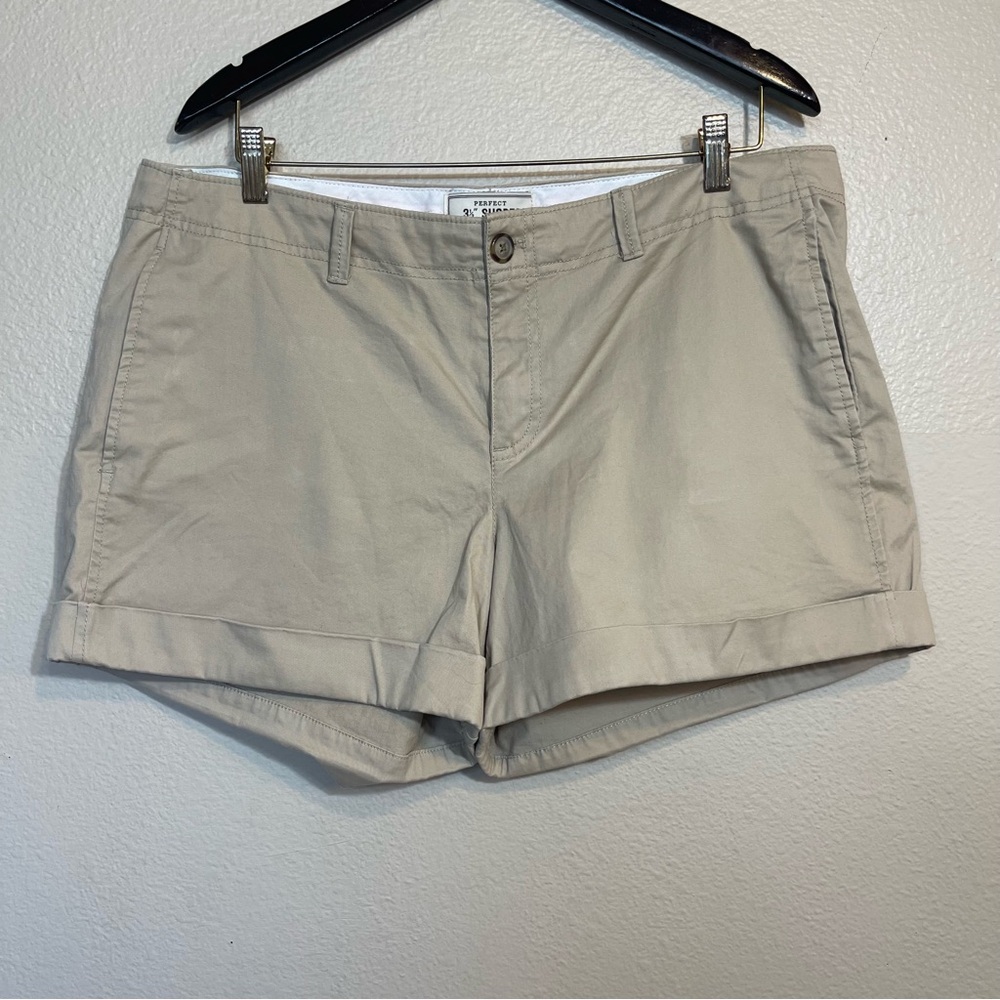 Old Navy perfect 3 1/2” Women's khaki Shorts 16